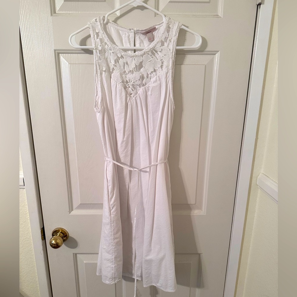 NWOT!! Beautiful Women’s Small lace dress with cute tie at waist!